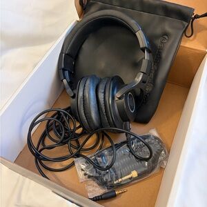 EUC with Original Box, Audio-Technica ATH-M40x Professional Monitor Headphones 🎧